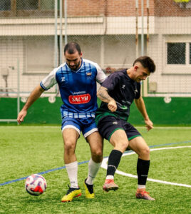 Jugador del Arrítmicos F.C. con la camiseta patrocinada por Limpiezas Salym disputando un balón en un partido de fútbol 7